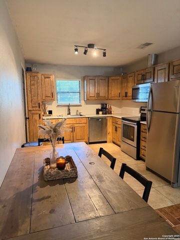 902 W Flournoy, Beeville, TX 78102