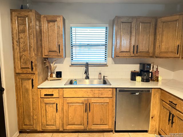 902 W Flournoy, Beeville, TX 78102