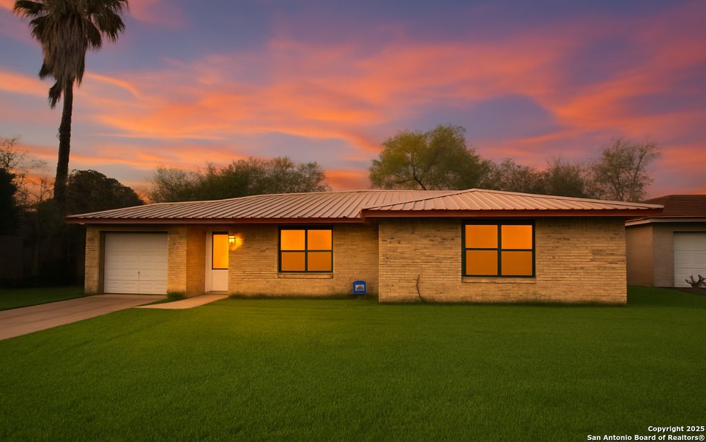 902 W Flournoy, Beeville, TX 78102