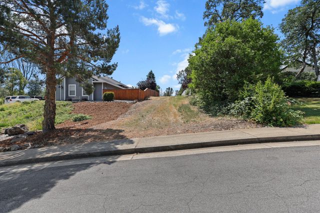 6173 Brassie Way, Redding, CA 96003