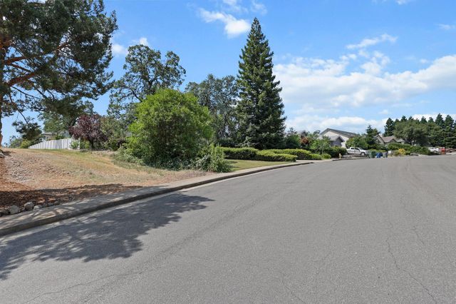 6173 Brassie Way, Redding, CA 96003