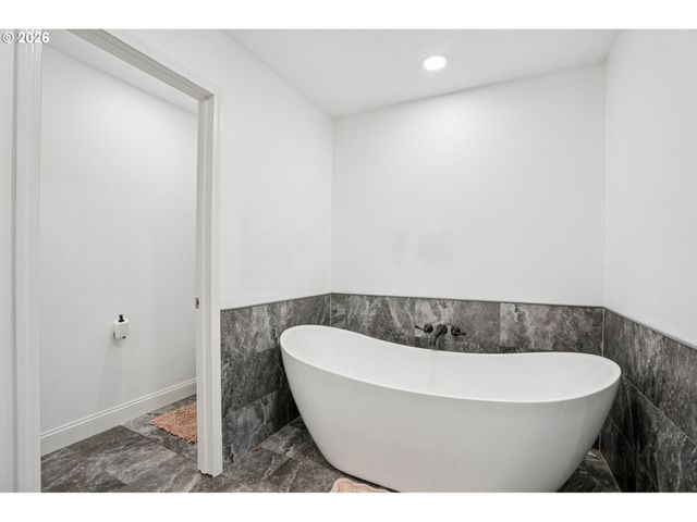 1324 FARRVISTA Dr, West Linn, OR 97068