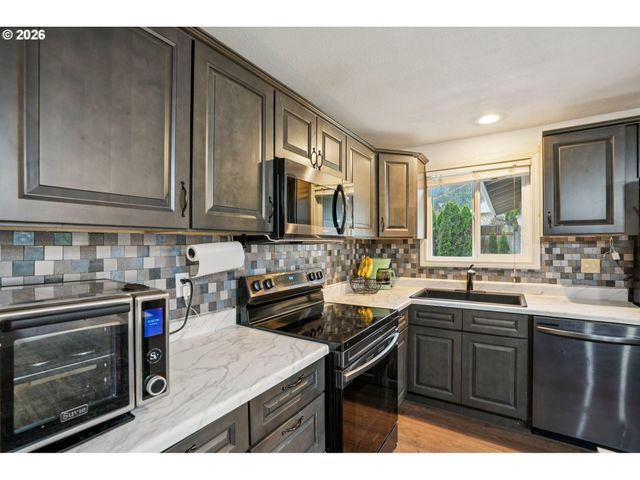 1324 FARRVISTA Dr, West Linn, OR 97068