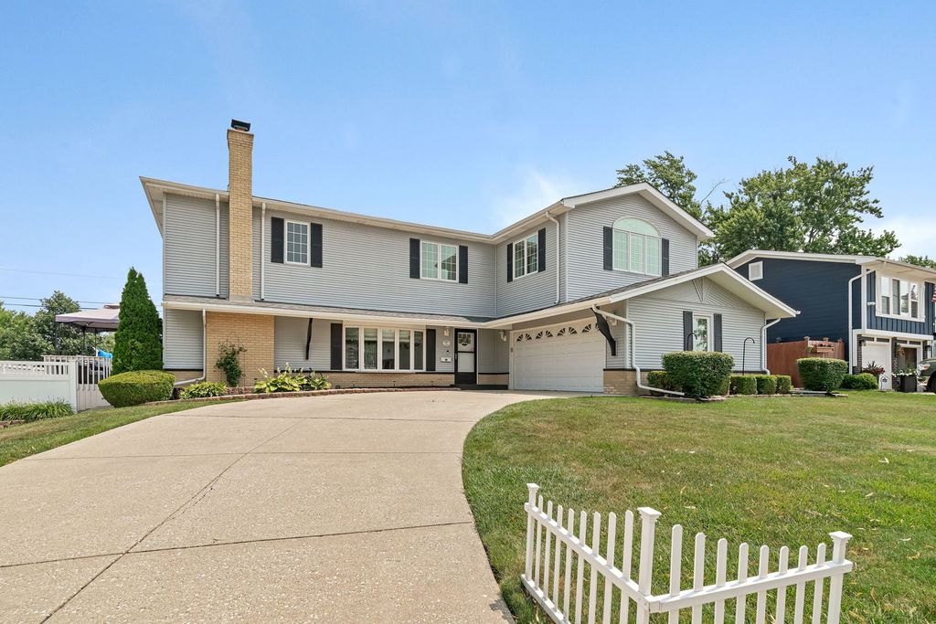 15317 Las Robles Street, Oak Forest, IL 60452