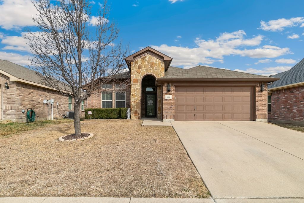 9828 Sparrow Hawk Lane, Fort Worth, TX 76108