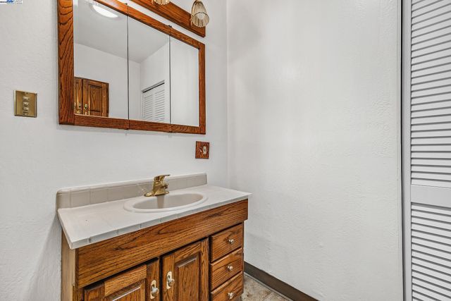 1137 Post St, Alameda, CA 94501