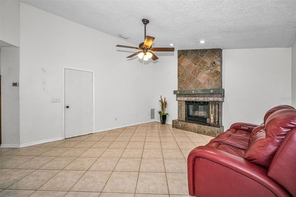 Image 34 of property listing at 12038 STONE CROSSING CIRCLE, Tampa, FL 33635