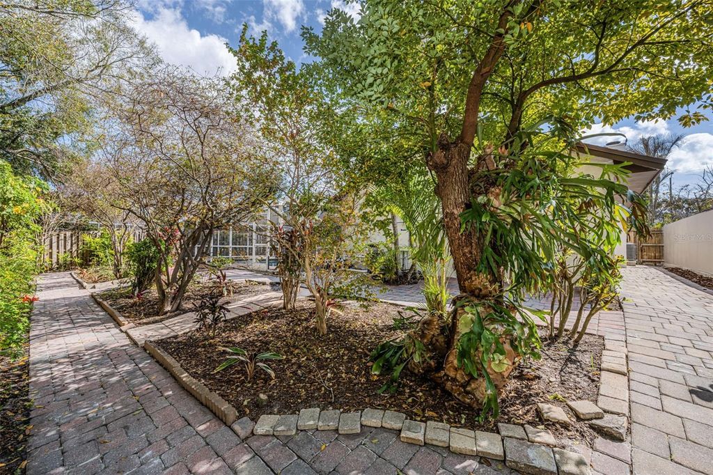 Image 58 of property listing at 12038 STONE CROSSING CIRCLE, Tampa, FL 33635