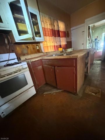 605 Park Ave, East Orange City, NJ 07017