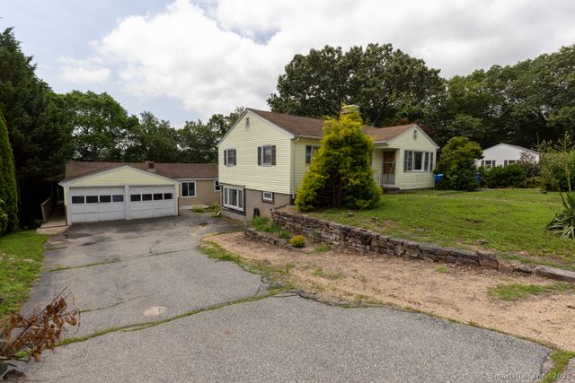 32 Cedar Lane, Montville, CT 06382