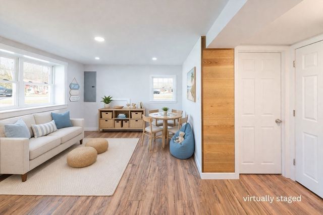 9 Meredith Dr, Falmouth, MA 02536