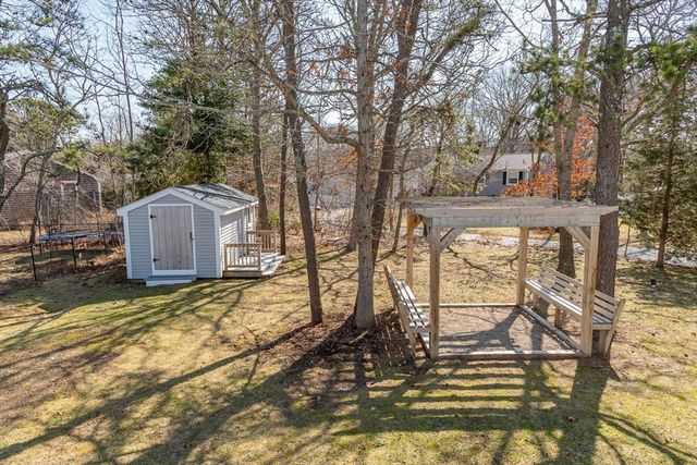 9 Meredith Dr, Falmouth, MA 02536