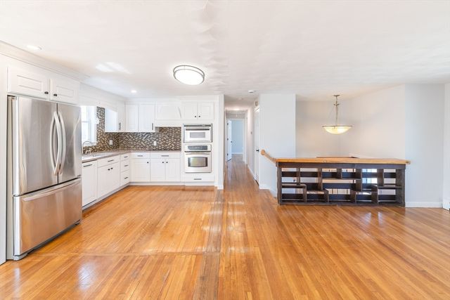 9 Meredith Dr, Falmouth, MA 02536