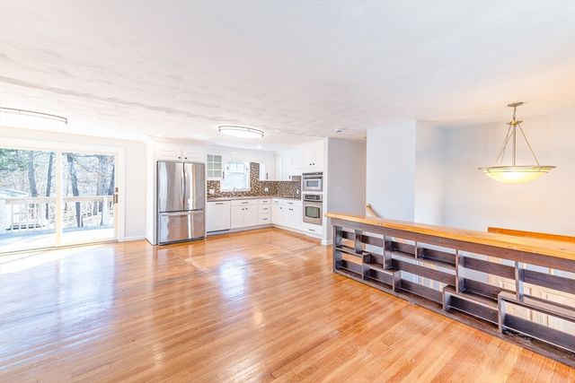 9 Meredith Dr, Falmouth, MA 02536