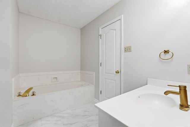 122 Illinois Bayou Drive, Sherwood, AR 72120