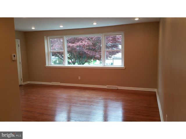 9960 WOODFERN RD, Philadelphia, PA 19115