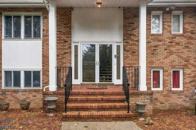 1 Hidden Lake Dr, North Brunswick Twp., NJ 08902