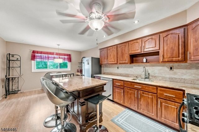 1 Hidden Lake Dr, North Brunswick Twp., NJ 08902