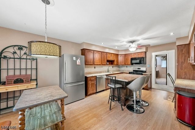 1 Hidden Lake Dr, North Brunswick Twp., NJ 08902