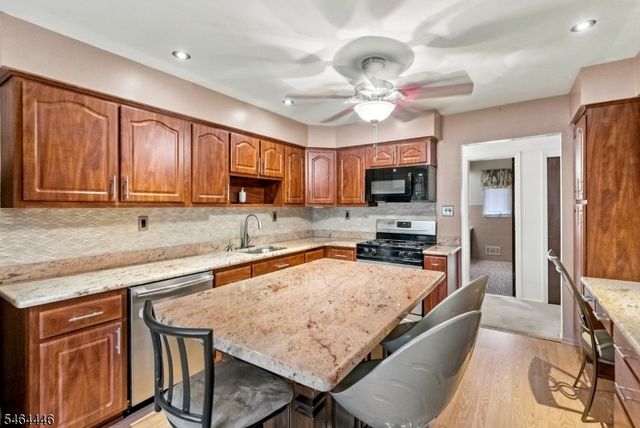 1 Hidden Lake Dr, North Brunswick Twp., NJ 08902