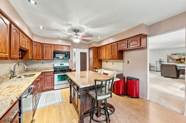 1 Hidden Lake Dr, North Brunswick Twp., NJ 08902