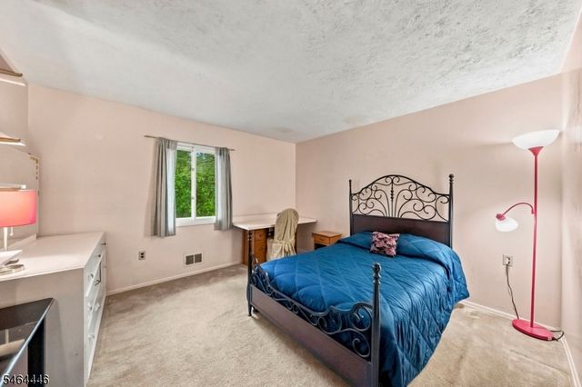 1 Hidden Lake Dr, North Brunswick Twp., NJ 08902