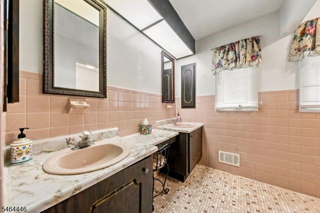 1 Hidden Lake Dr, North Brunswick Twp., NJ 08902