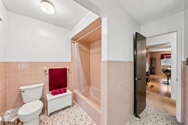 1 Hidden Lake Dr, North Brunswick Twp., NJ 08902