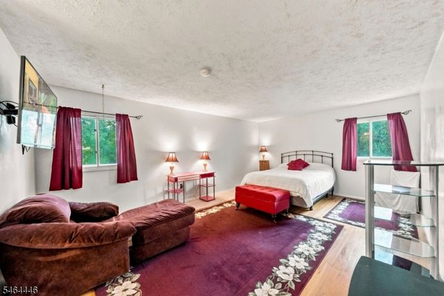1 Hidden Lake Dr, North Brunswick Twp., NJ 08902