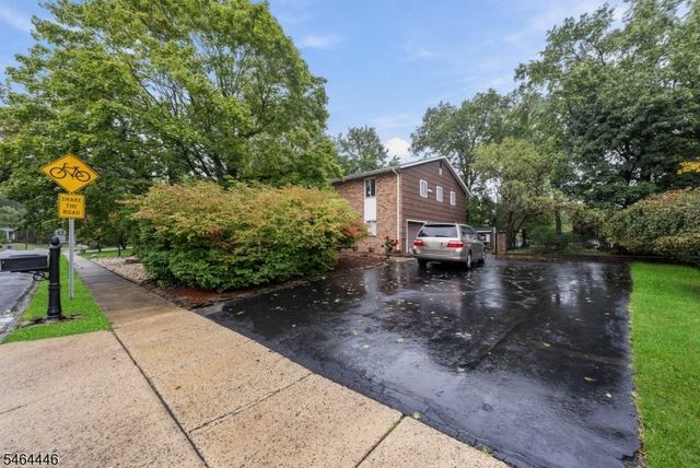 1 Hidden Lake Dr, North Brunswick Twp., NJ 08902