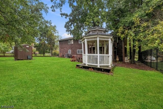 1 Hidden Lake Dr, North Brunswick Twp., NJ 08902