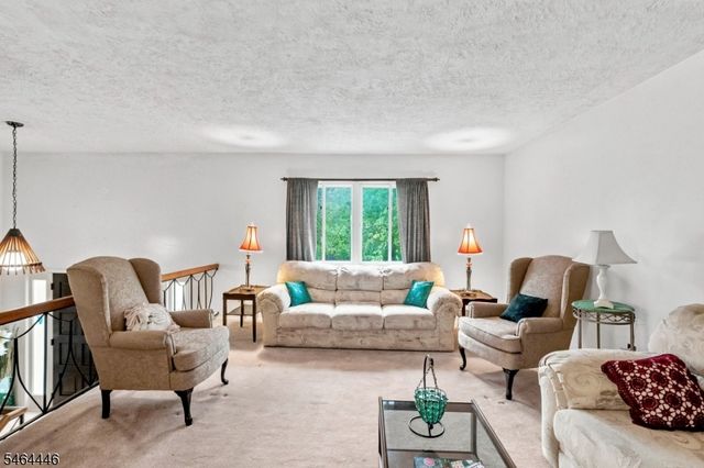 1 Hidden Lake Dr, North Brunswick Twp., NJ 08902
