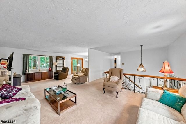 1 Hidden Lake Dr, North Brunswick Twp., NJ 08902