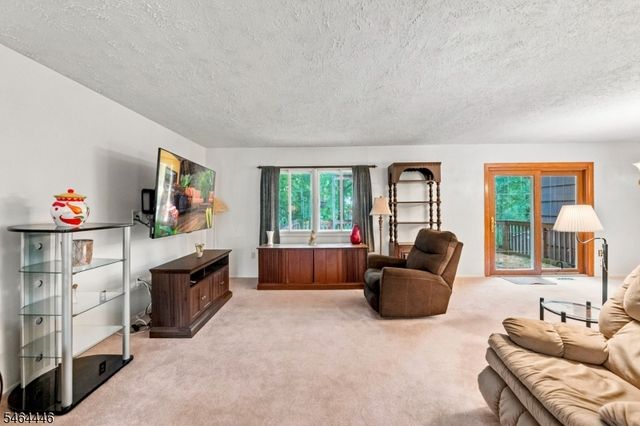 1 Hidden Lake Dr, North Brunswick Twp., NJ 08902