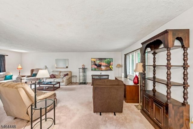 1 Hidden Lake Dr, North Brunswick Twp., NJ 08902