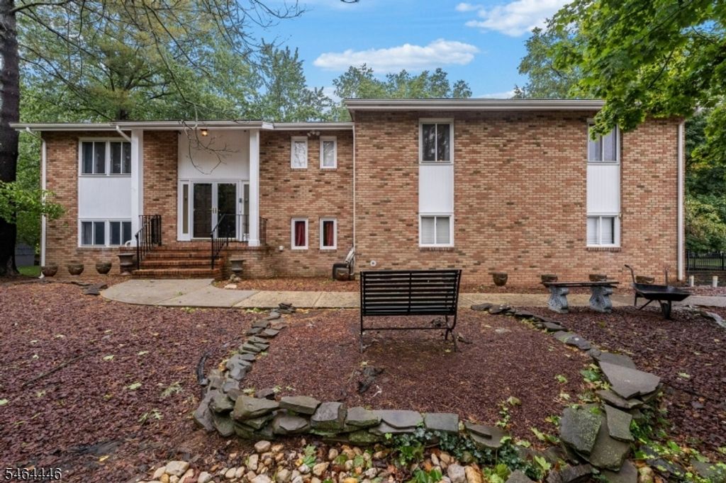 1 Hidden Lake Dr, North Brunswick Twp., NJ 08902