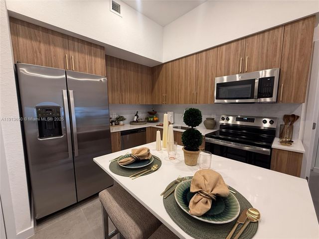 2001 Van Buren St 744, Hollywood, FL 33020