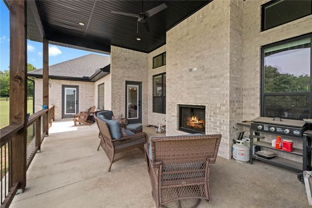 2664 Highlands Way, Elm Springs, AR 72762