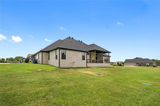 2664 Highlands Way, Elm Springs, AR 72762