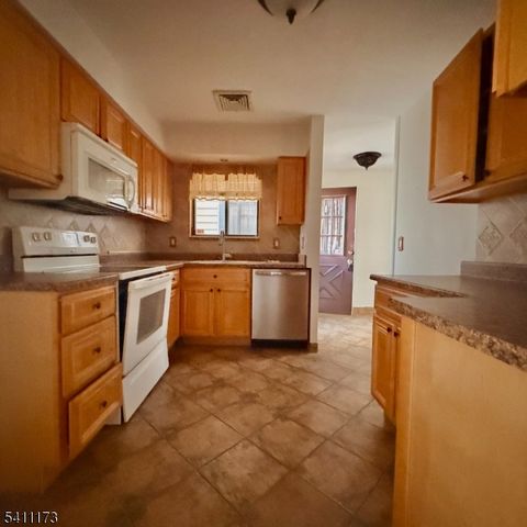 93 Overlook Dr, Union Twp., NJ 08809