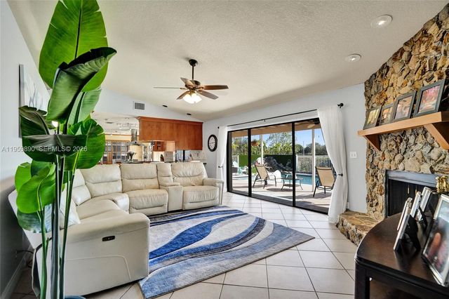 10180 SW 1st Ct, Coral Springs, FL 33071