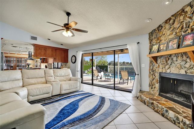 10180 SW 1st Ct, Coral Springs, FL 33071