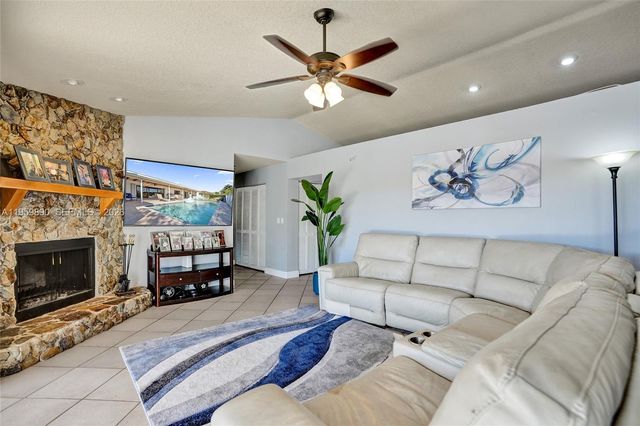 10180 SW 1st Ct, Coral Springs, FL 33071