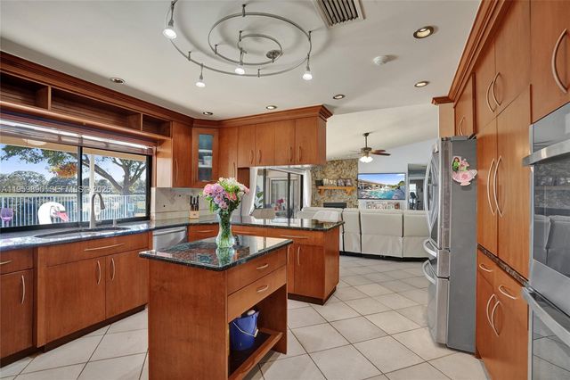 10180 SW 1st Ct, Coral Springs, FL 33071