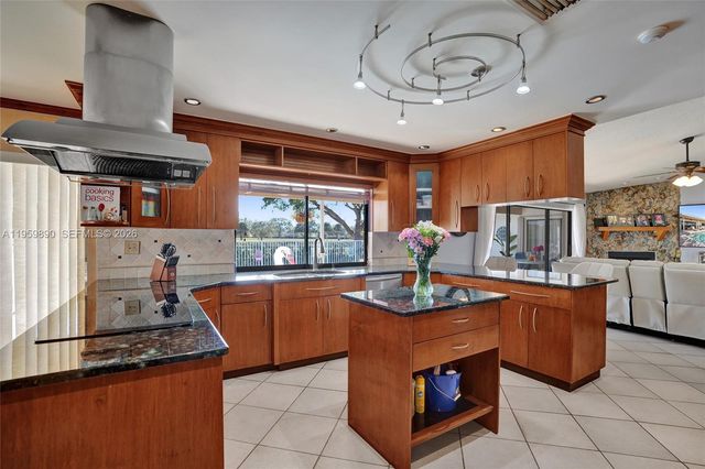 10180 SW 1st Ct, Coral Springs, FL 33071