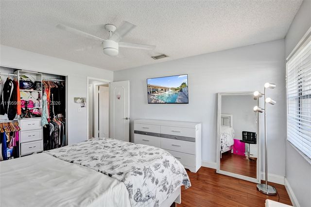 10180 SW 1st Ct, Coral Springs, FL 33071