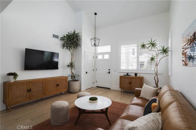 293 Mesa Dr, Costa Mesa, CA 92627