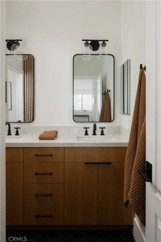 293 Mesa Dr, Costa Mesa, CA 92627