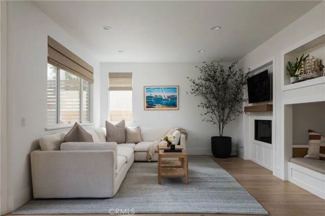 293 Mesa Dr, Costa Mesa, CA 92627