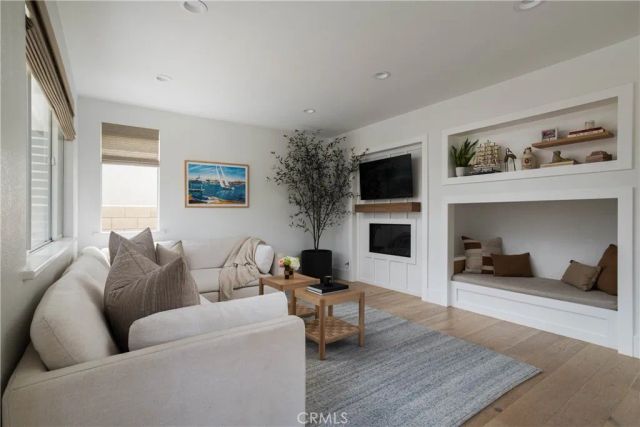 293 Mesa Dr, Costa Mesa, CA 92627